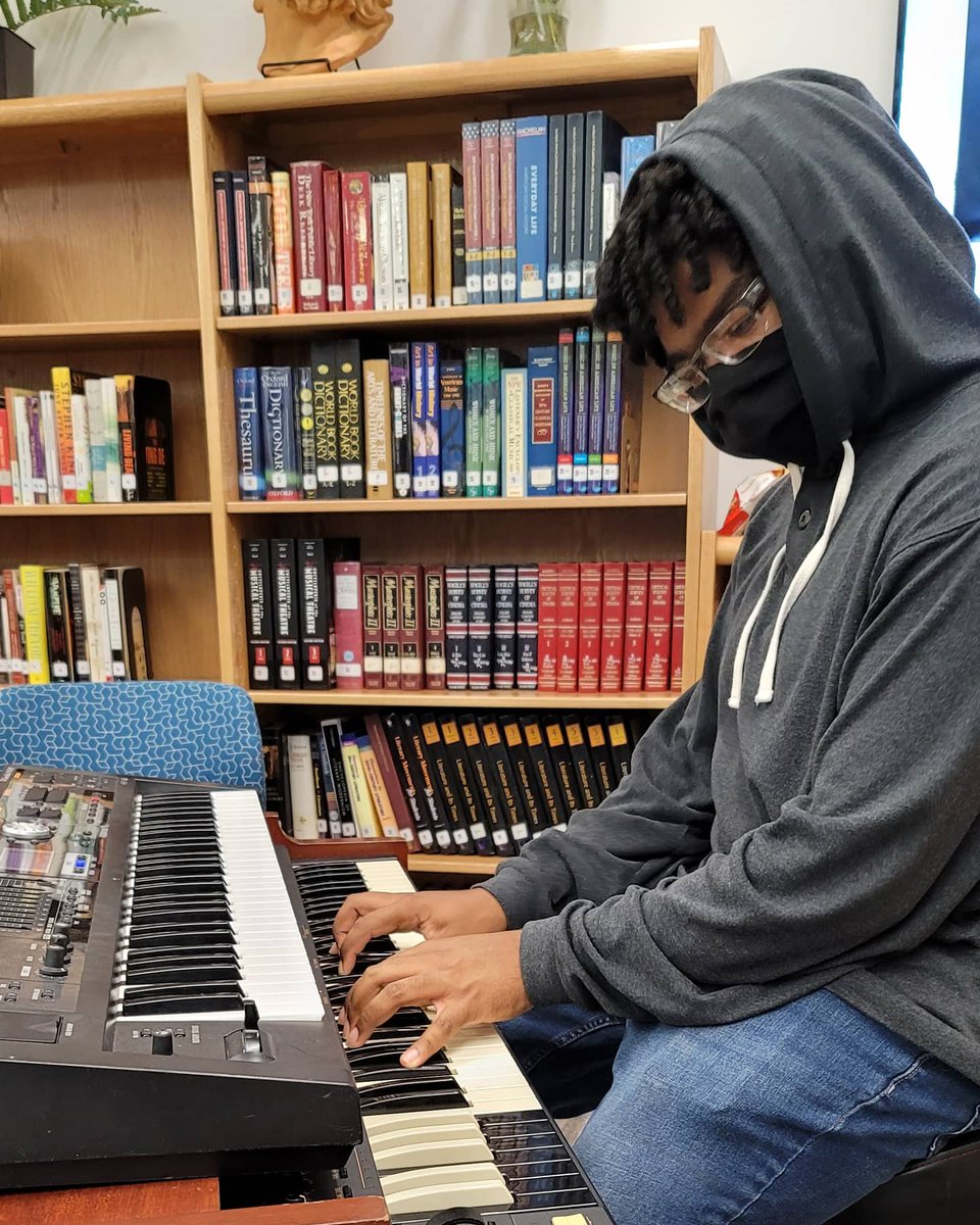 BaldLibrarian's tweet photo. More coverage from yesterday's incredible @HSPVA Library Desk Concert! We're you here? Don't miss the next one! #hspva #librarydeskconcert #librarydesk #librariesoftwitter #library #libraries #hisd  @HISDChoice @Northwest_HISD https://t.co/V8getQXugV