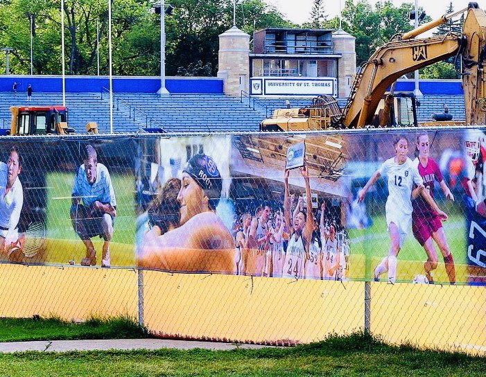 BigInkVisual's tweet image. Custom #fencemesh can be used during #construction or continually. It not only covers, but conveys branding too. Any fence can be a billboard for your business or school!