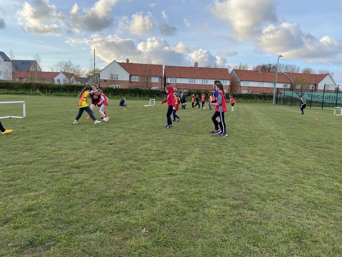 u10_11s's tweet photo. Week 3 ~ team work. Each week the girls team is gradually increasing ⚽️💙 https://t.co/5WrrKFTUKA