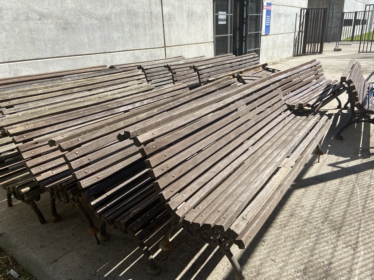 bertaeco's tweet image. Qué buena noticia tenemos hoy para compartir! José María y sus alumnos de 1 de Carrocería, ya han colocado los dos primeros bancos en el bosque. Todavía faltan 11 por colocar.Estaban muy deteriorados y el @aytoguadalajara nos los cedió. #educarfuera #sembrandoelcambio