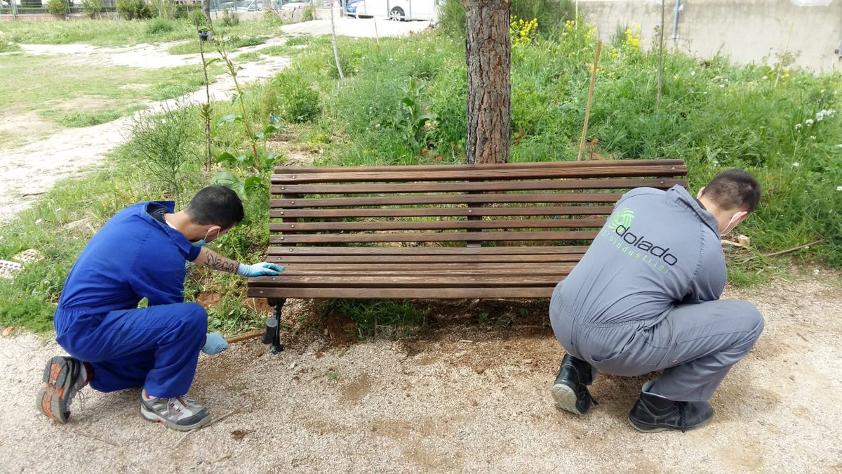 bertaeco's tweet image. Qué buena noticia tenemos hoy para compartir! José María y sus alumnos de 1 de Carrocería, ya han colocado los dos primeros bancos en el bosque. Todavía faltan 11 por colocar.Estaban muy deteriorados y el @aytoguadalajara nos los cedió. #educarfuera #sembrandoelcambio