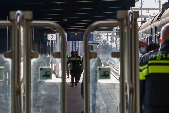 Geweld in NS-station Enschede, meerdere personen met wapens aangehouden.