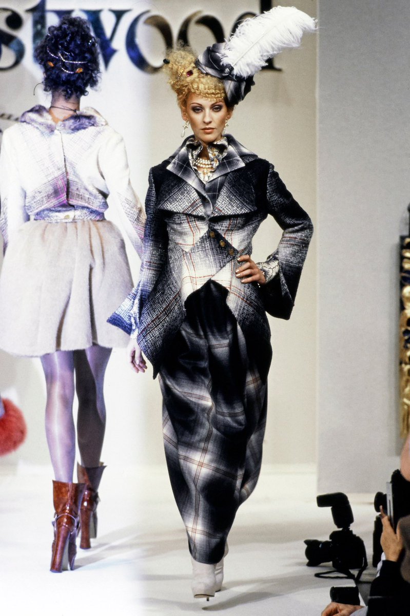 AC3jY's tweet photo. Vivienne Westwood’s On Liberty collection was presented on March 6, 1994, in Paris ชอบงาน Dame Vivienne Isabel Westwood DBE RDI ยุค90 ready to wear ที่เก๋นะในยุคนั้น เเล้วนางทำชุดเกี่ยวกับเเบบ businesswomen การนำเเฟชั่นพังก์สมัยใหม่เข้ามาผสมผสานอะ ชอบมากอยากใส่สักครั้ง https://t.co/SL2NKTk1ei