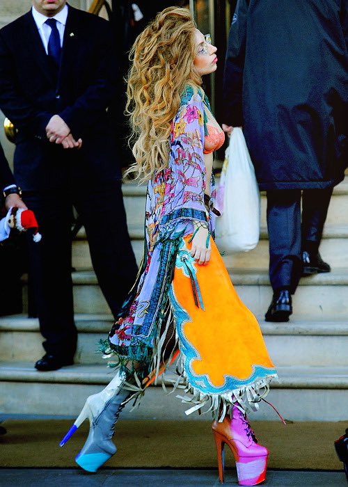 devonaura's tweet image. Reminder: if you see someone on this app asking for donations/prayers, please make sure that they support Gaga. We cannot give our money honey or time to anyone who doesn’t support the ultimate LGBT/BLM activist. If you don’t support Gaga, you’re homophobic/racist/misogynist