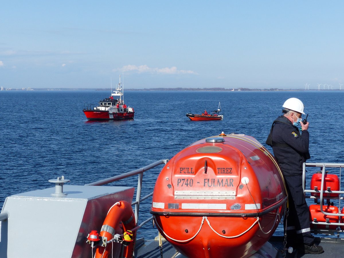 Canadian Coast Guard (@coastguardcan) on Twitter photo Training exercises help our search and rescue (SAR) crews maintain a high level of readiness. Recently, the crew of CCGS Cape Hearne participated in a joint exercise with partners from @RCAF’s 424 Transport and Rescue Squadron, and crew aboard <a href="/MarineNationale/">Marine nationale</a> 🇫🇷 Vessel Fulmar. Training exercises help our search and rescue (SAR) crews maintain a high level of readiness. Recently, the crew of CCGS Cape Hearne participated in a joint exercise with partners from @RCAF’s 424 Transport and Rescue Squadron, and crew aboard <a href="/MarineNationale/">Marine nationale</a> 🇫🇷 Vessel Fulmar.