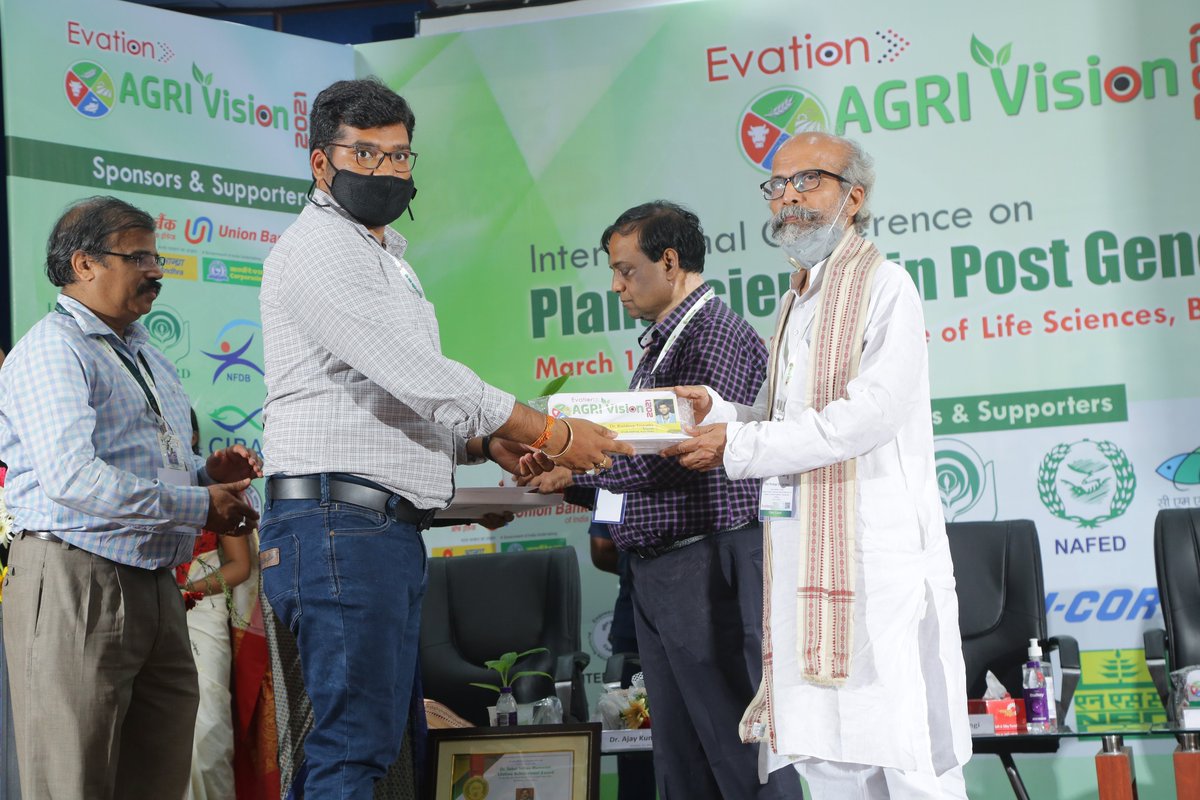 EvationBusiness's tweet photo. #Evation honored scientists, Agri Entrepreneurs, Progressive farmers at #Agrivision-2021. Award was given by  Shri Pratap Chandra Sarangi, Union Minister of State, MSME &amp; FAHD #AGRIVISION. Stay tuned for #AgriVision-2022 Ps: https://t.co/UGjHFecYTe @pcsarangi https://t.co/l2V82hvzfM