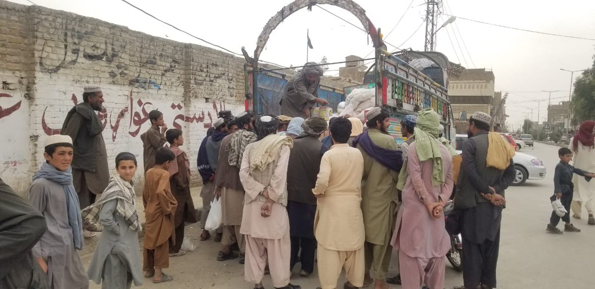 DCKillaabdullah's tweet photo. چمن ۔
ڈپٹی کمشنر قلعہ عبداللہ چمن طارق جاوید مینگل کے حکم پر جی ایم یوٹیلٹی سٹور کوئٹہ کی جانب سے ایک مزدا ٹرک روزمرہ اشیاء کا سامان فراہم کیا گیا اور سامان کا ٹرک اے ڈی سی جنرل فاروق شاہ اور تحصیلدار چمن  نے وصول کیا اور ارزاں قیمتوں پر شہریوں کی جانب سے سامان کی خریداری جاری ھے https://t.co/Q4lrAfeccM