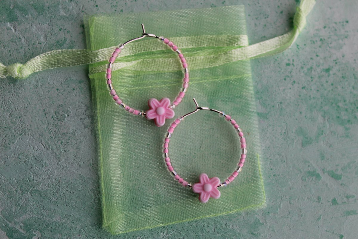 greenfrogbeads1's tweet photo. A thread of super cute flower hoops on sale for £3 with free delivery! 🌼 Baby pink flower hoops! https://t.co/sh2ubU9guy #etsyuk #etsygifts #flowerearrings #shopsmall https://t.co/iAbhE8EgjO