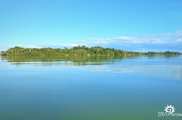 Turismo__OPB's tweet photo. Isla Tamalcab, Othón P. Blanco. Es una pequeña isla de arenas blancas y tranquilas aguas tiene virginales playas y está ubicada en la bahía de Chetumal frente a la costa de Calderitas, de bellos paisajes de azul horizonte,
#IslaTamalcab
15 de abril de 2021, 3:20 p.m. https://t.co/17J0eZyN61