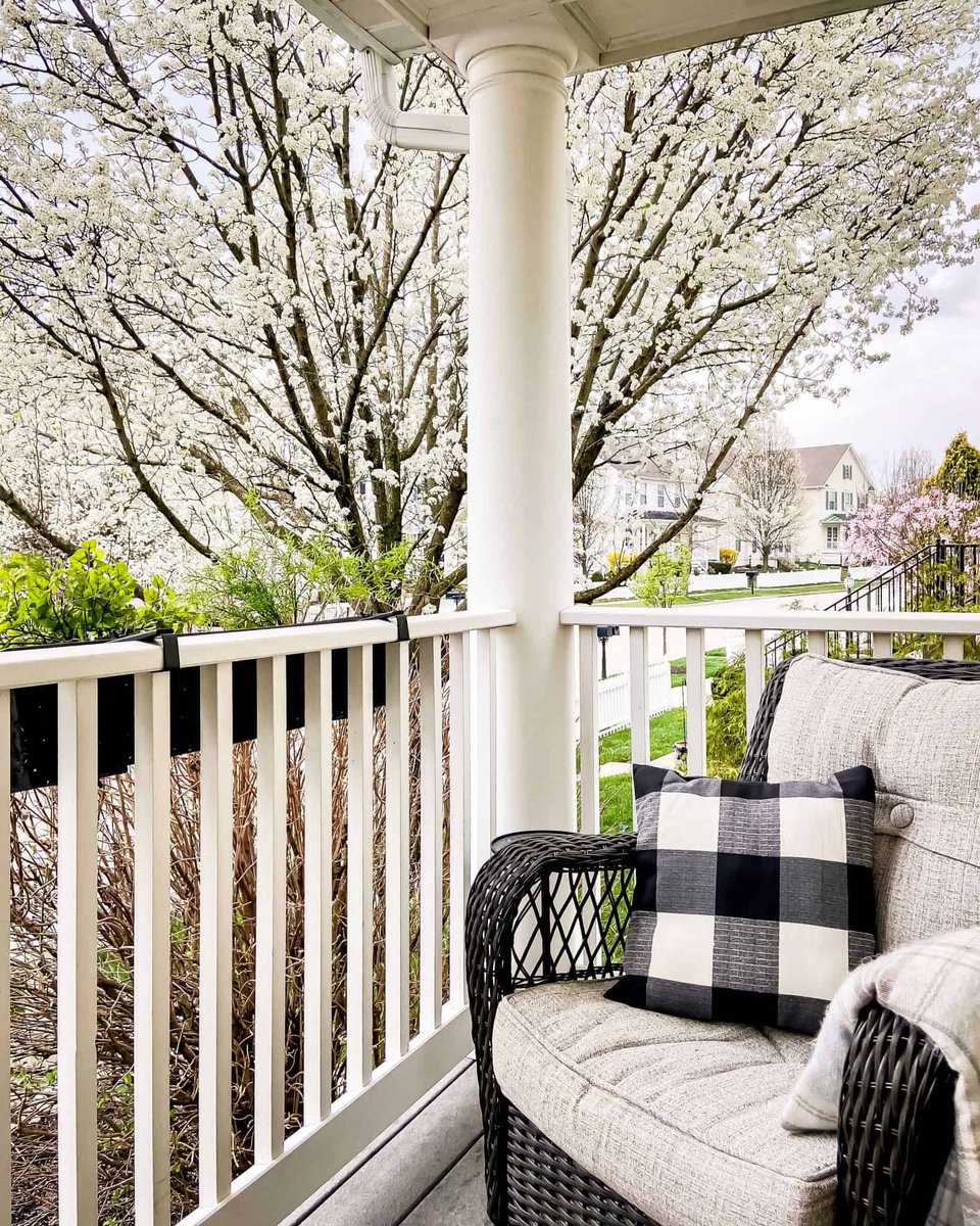 Spring Porch Tour in Full Bloom • Snazzy Little Things buff.ly/2QtCS0V