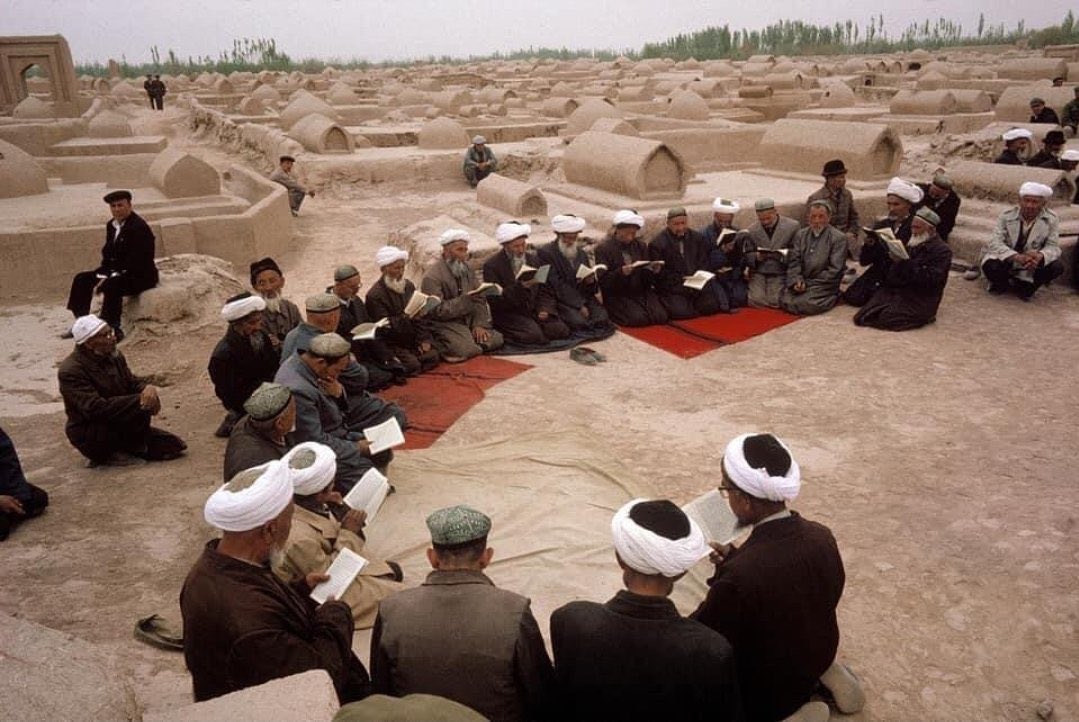 Muhibbân on Twitter: &quot;Kur&#39;an okuyup, dua eden Uygur Türkleri. 📍Doğu Türkistan, Kaşgar, 1984 https://t.co/7OVM95j5c9&quot; / Twitter