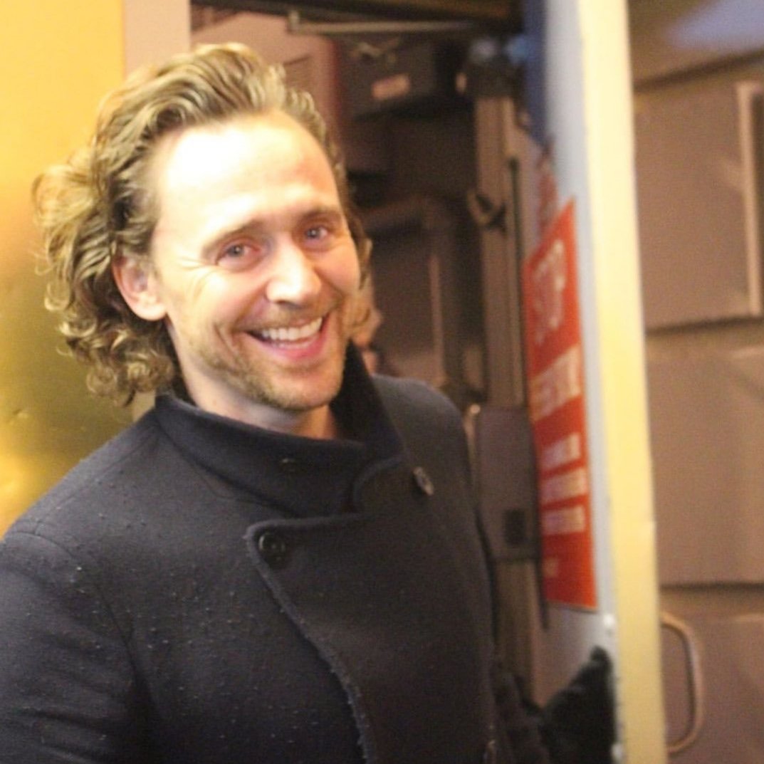 maryensenada's tweet photo. Tom en la puerta del escenario, luego de las funciones de "Betrayal" en Broadway, 2019. Fuimos tan felices y no nos dimos cuenta... #ThrowbackHiddles #BetrayalBroadway #StageDoor #BernardBJacobsTheatre @HiddlestonSpam https://t.co/XYNDRAQwkS
