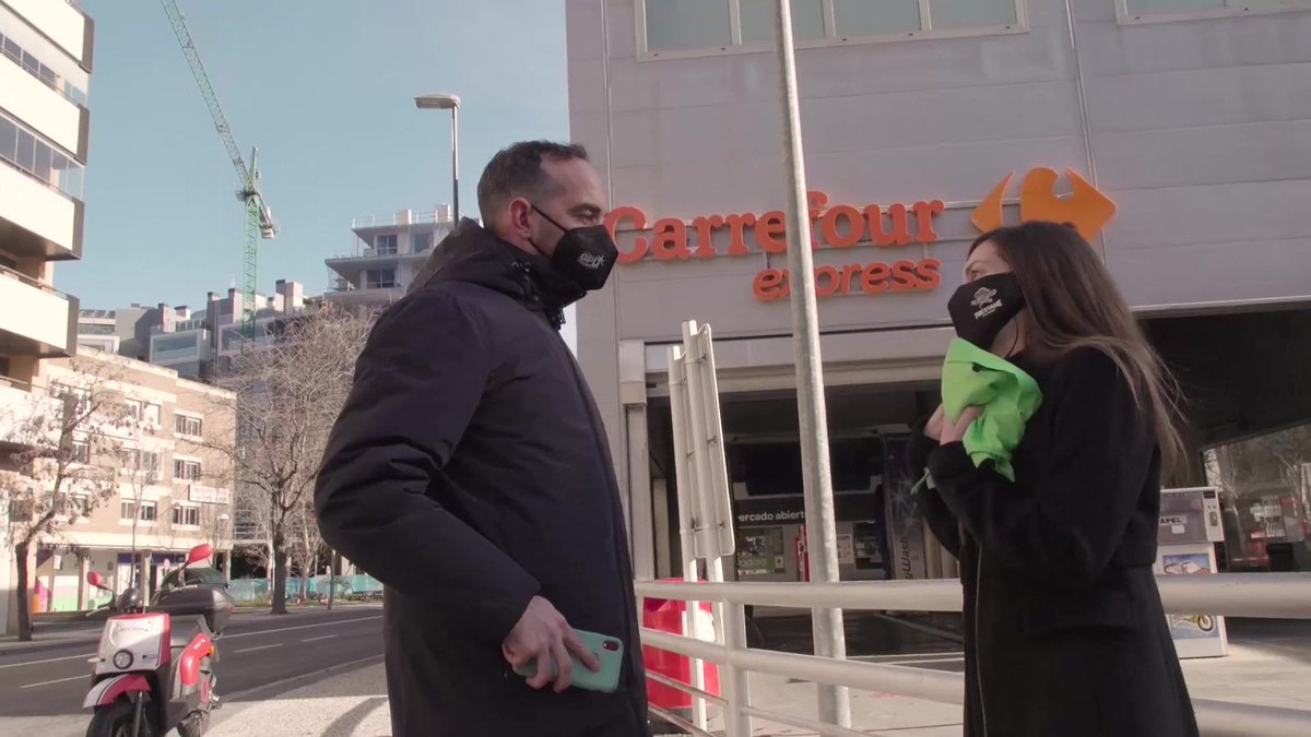 ☎️¡Cuelguen sus teléfonos que ya tenemos cocinillas! 👨🏼‍🍳👨🏽‍🍳👉🏻 Javi ha perdido el bus para prestarle su cocina a Laura🧡, mientras tanto, Laura ha convencido a Fran, que ha dejado plantado a un amigo para sumarse al equipo verde💚. ¡Esto está que arde! 🔥