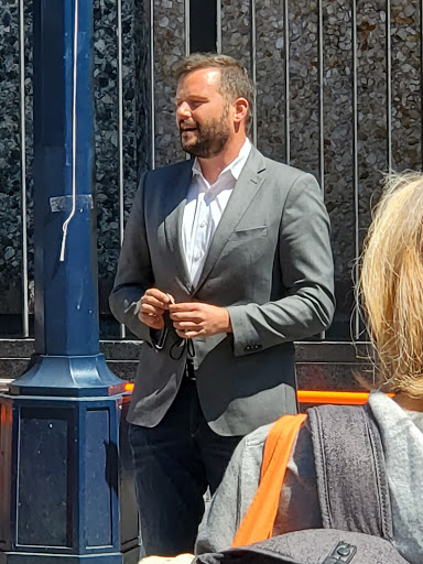 TobyAtCurry's tweet photo. Really great to see @jeffreytumlin and @MattHaneySF unveil the first 20mph sign in the TL. https://t.co/vNQD3Xn46j