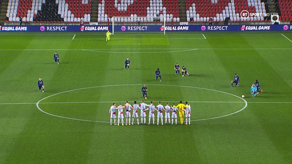 ConFiligranas's tweet photo. FINAL!
🔴El Arsenal se mete en las semis con un contundente 0-4 sin plantear ninguna duda frente a los checos.
😮La imagen del partido es esta: tras la polémica con Kamara, el Slavia no se arrodilló antes del pitido final. https://t.co/Y7kSjDAkEB