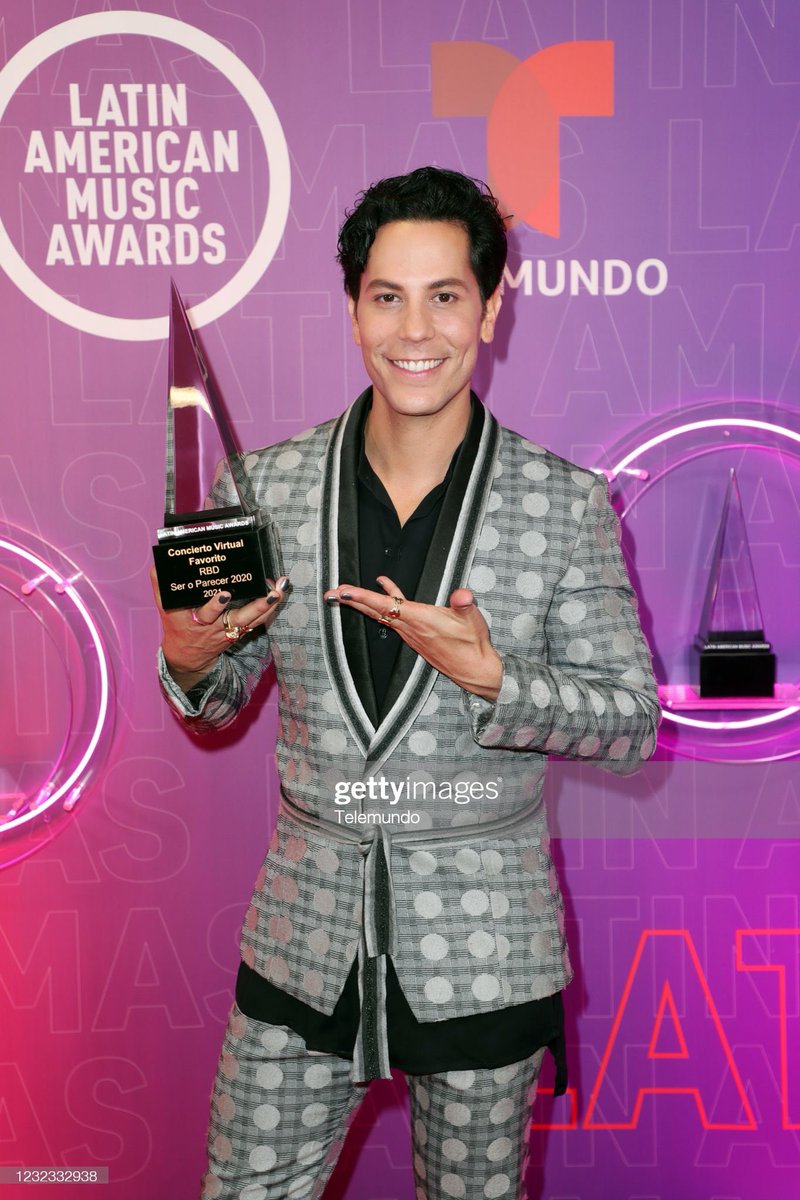 Daniela_RBD_'s tweet photo. RBD SIGUE VIVO
SUPER VIVOOOOOO
QUE BONITO ES LO. BONITO
ESTA FELICIDAD NADIE ME. LA. QUITA https://t.co/m2jf6aYn6O