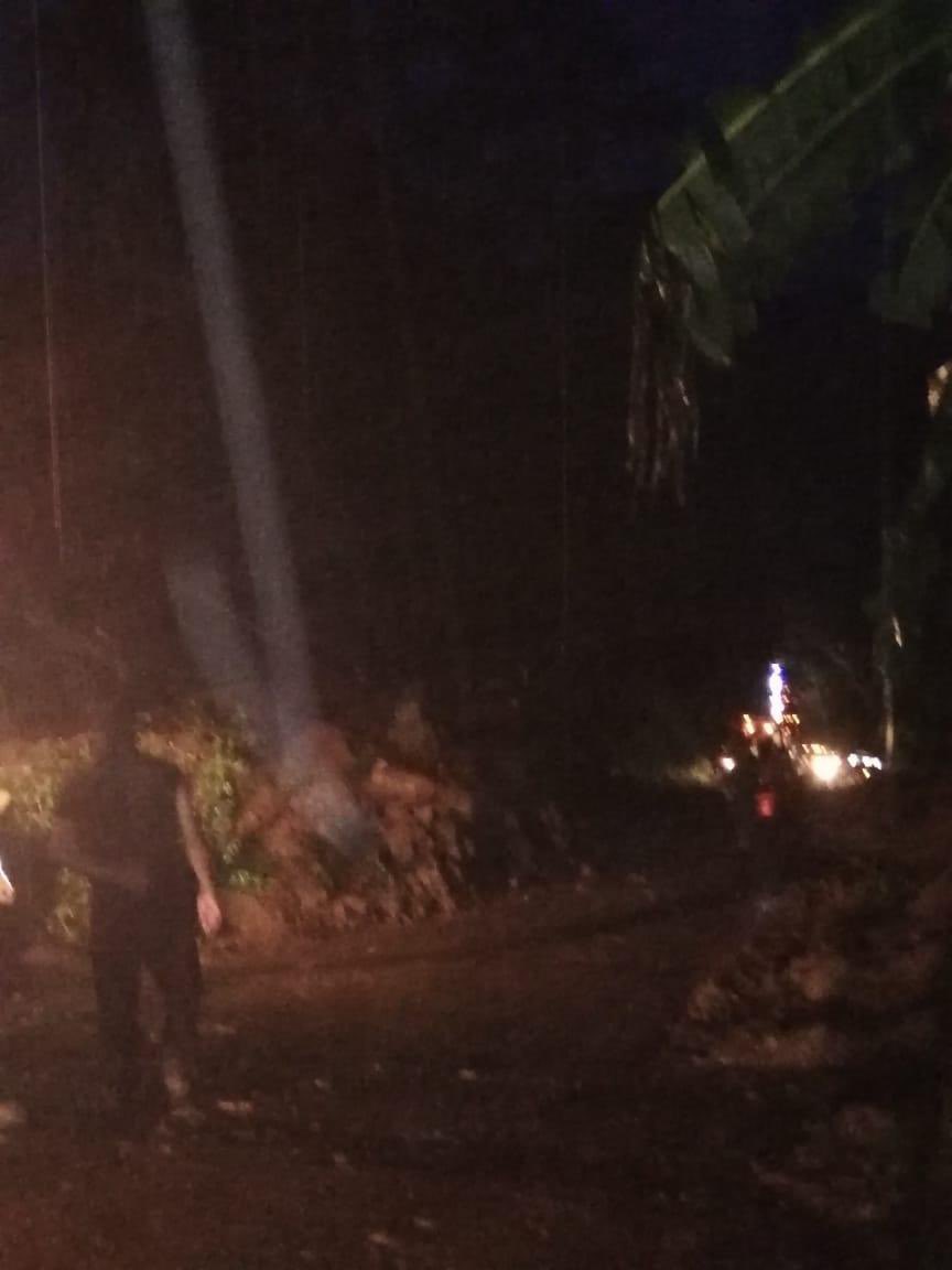 #BocasDelToro 🛣️ | Se atiende el derrumbe provocado por las fuertes lluvias en el kilómetro 29 de la vía Peña Blanca - Almirante, despejamos un paño de la vía y garantizamos la comunicación en este sector. #TrabajandoPorPanamá