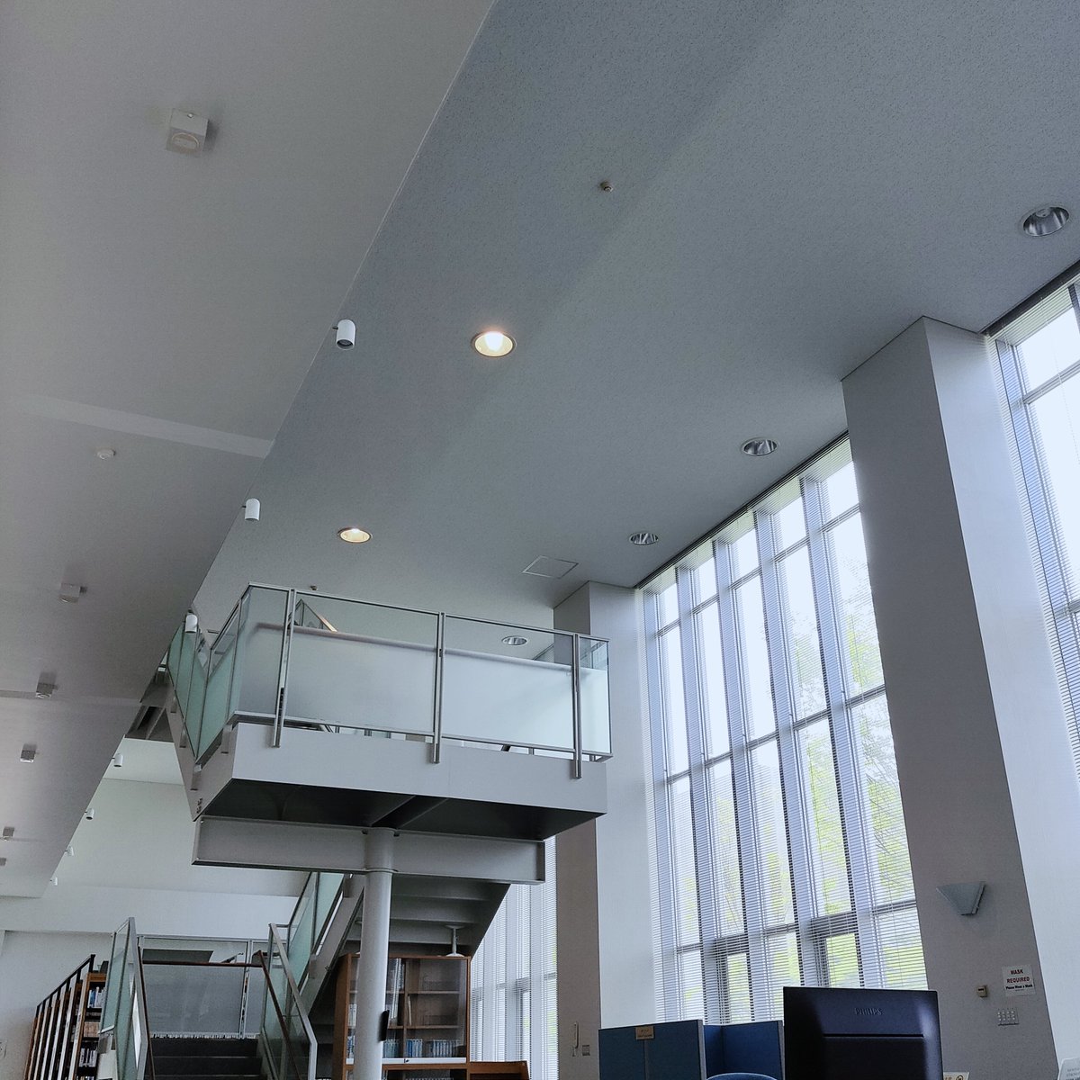 九州大学附属図書館 図書館紹介 筑紫図書館 生協を出て右側の 総合研究棟 C Cube 1fが入口です 緑いっぱいのキャンパスで皆さまをお待ちしています 所在地 筑紫キャンパス 開館時間 平日9 00 00 土曜10 00 18 00 日曜祝日休館 貸出