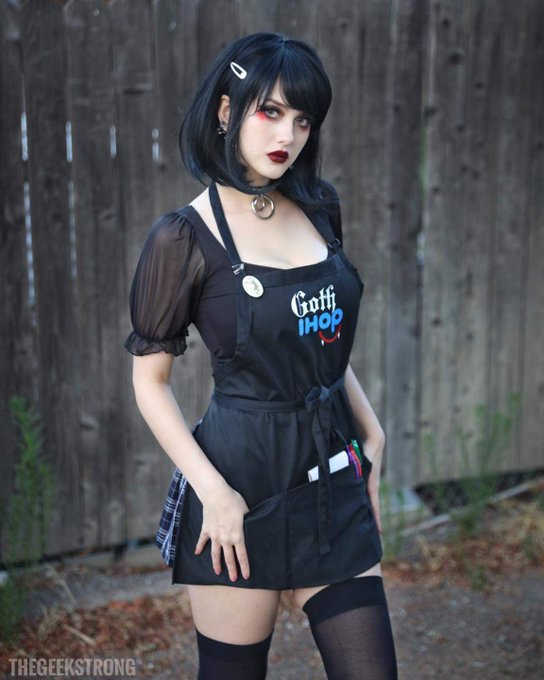 CHAT picked the look. #thesashaquest challenge was I had to do my makeup LIVE, in a reverse image on<a href="/tag/thesashaquest"class="tags">#thesashaquest</a><a href="/tag/ihopgoth"class="tags"><span>#ihopgoth</span></a>
