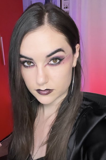 CHAT picked the look. #thesashaquest challenge was I had to do my makeup LIVE, in a reverse image on<a href="/tag/thesashaquest"class="tags">#thesashaquest</a><a href="/tag/ihopgoth"class="tags"><span>#ihopgoth</span></a>