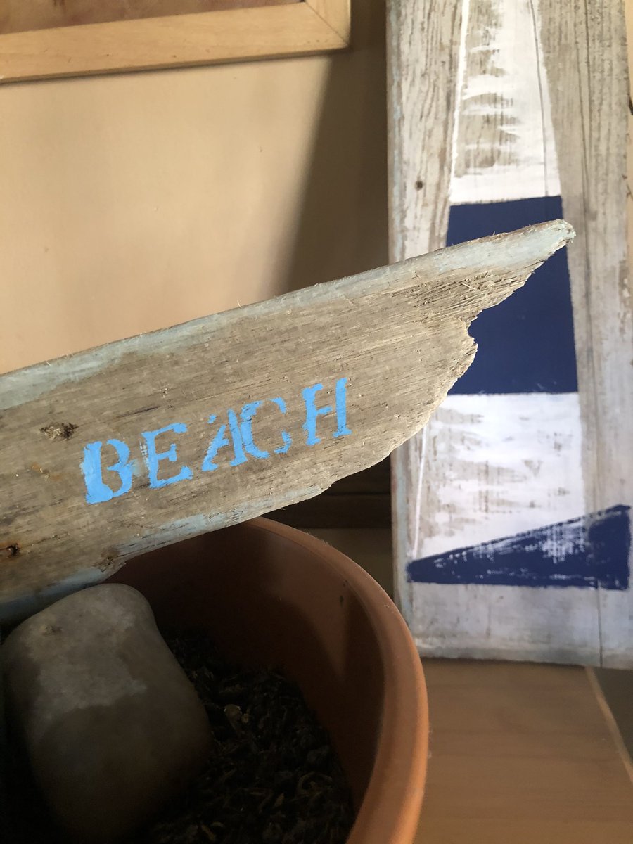 Yo_Artilugia's tweet photo. En el #DiaMundialDelArte acá cuando intento hacer arte, #MiFaro, y una madera que encontré en la playa https://t.co/SYHLIl10S7