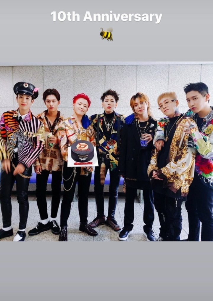 bxekmyeon's tweet photo. Mds como passou rápido, 10 anos desse grupo maravilhoso que adoro demais, sempre que vejo o meu poster deles eu fico feliz por gostar dos artistas certo 😻❤️
#10YearsWithBlockB #10YearsOnTheBlock @blockb_official https://t.co/0EauS1Xo9U