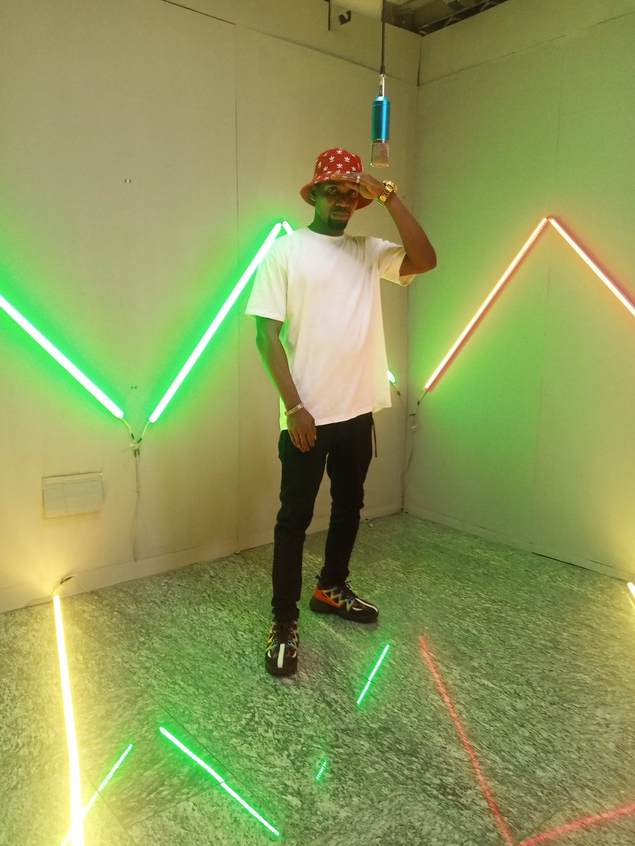 TrustMic1's tweet photo. Nobody forgets nobody Na hustle we they hustle #rap #beatstars #business #BlackExcellence #BlackOwnedBusiness #rapmic #Music #mic https://t.co/wzt2BAsLKx