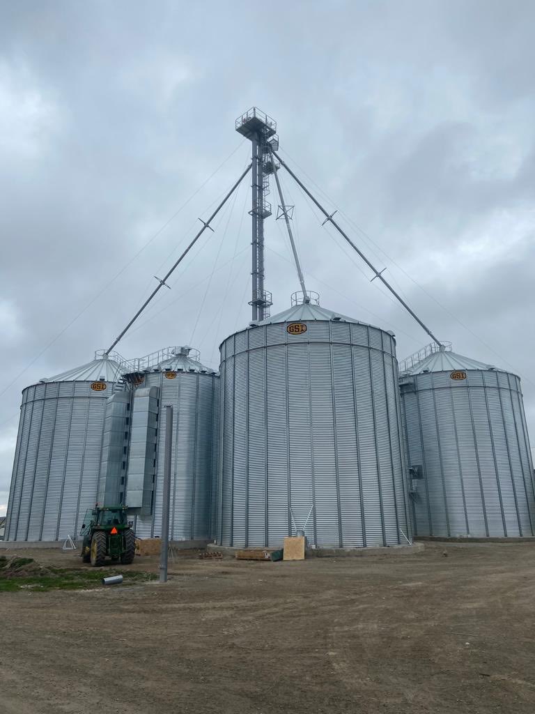 Oh yeah!  Elevator ⬆️ Top dry ⬆️ One more bin to go.  Loving the ⁦<a href="/GSI_Grain/">GSI</a>⁩ logos.