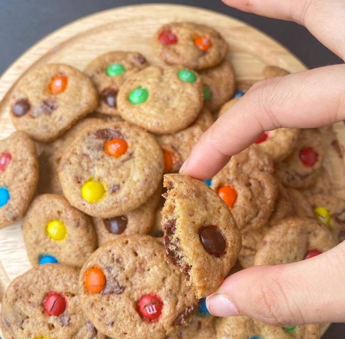 KitchenArianna's tweet photo. M&amp;Ms crunchy cookies 😋✨ sesuai jadi biskut raya ni ... letak 1 balang full , terus habis ! confirm guys !! jadi korang kena la beli lebih 🥳 https://t.co/NIUJ2aFtiv 
#ramadanmubarak 
#cookies
#Raya2021 https://t.co/kmFX4FMaOf