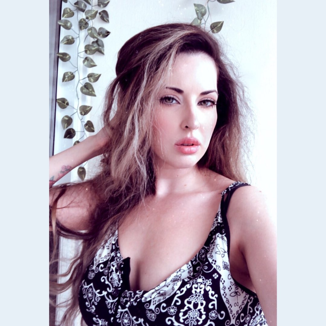ShadowAndShines's tweet photo. Here in Chateau Shadow 🌱✨
⠀⁠

#theshadowandshines #music #singersongwriter #singer #torontomusic #the6ix #acoustic #blues #indie #southerngothic #southern #follow #witch #folk #folkrock #folkmusic #americana #indiefolk #witchyvibes https://t.co/BdW5wQQWRy
