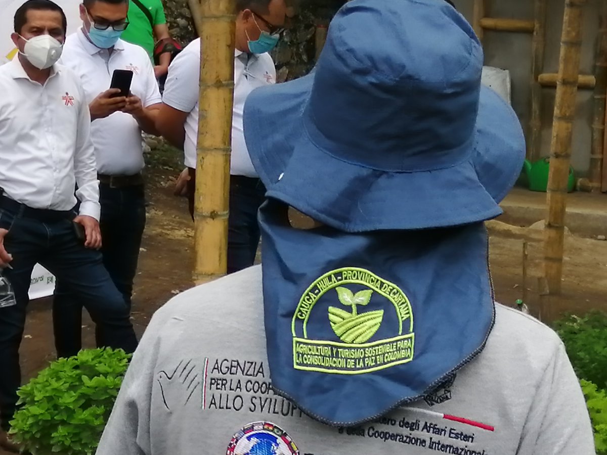 lopezferney's tweet photo. Hoy en el Centro de formación Agroindustrial La Angostura del @SENAHUILA compartimos con el @SENA_RValle y @SENAArauca el Proyecto Huertas Familiares que vincula 13 cooperantes y beneficiará a más de 800 familias del departamento del Huila. 
#SENAEMPRENDERURAL
@antonioCalderón https://t.co/gULUyATGvJ