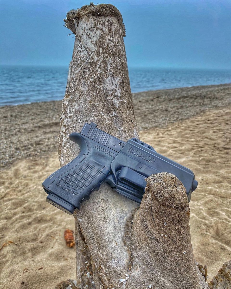 BravoHolsters's tweet photo. I love Glocks on the beach
#Repost @agraves2016
#glocksofinstagram #glockfeed #glockinc #glock19 #bravoconcealment #ccw #carryeveryday #carryeverywhere #stopguncontrol edc #beach https://t.co/DIY23KR0Ey