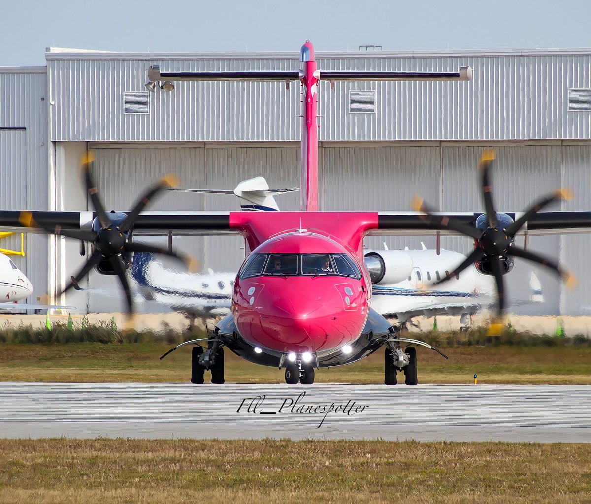 FllPlanespotter's tweet image. 🦩@silver_airways @ATRaircraft  looking fly as it pulls out onto runway 10R at Fort Lauderdale International Airport🌴! #atr42 #silverairways #kfll #facetoface #aviation