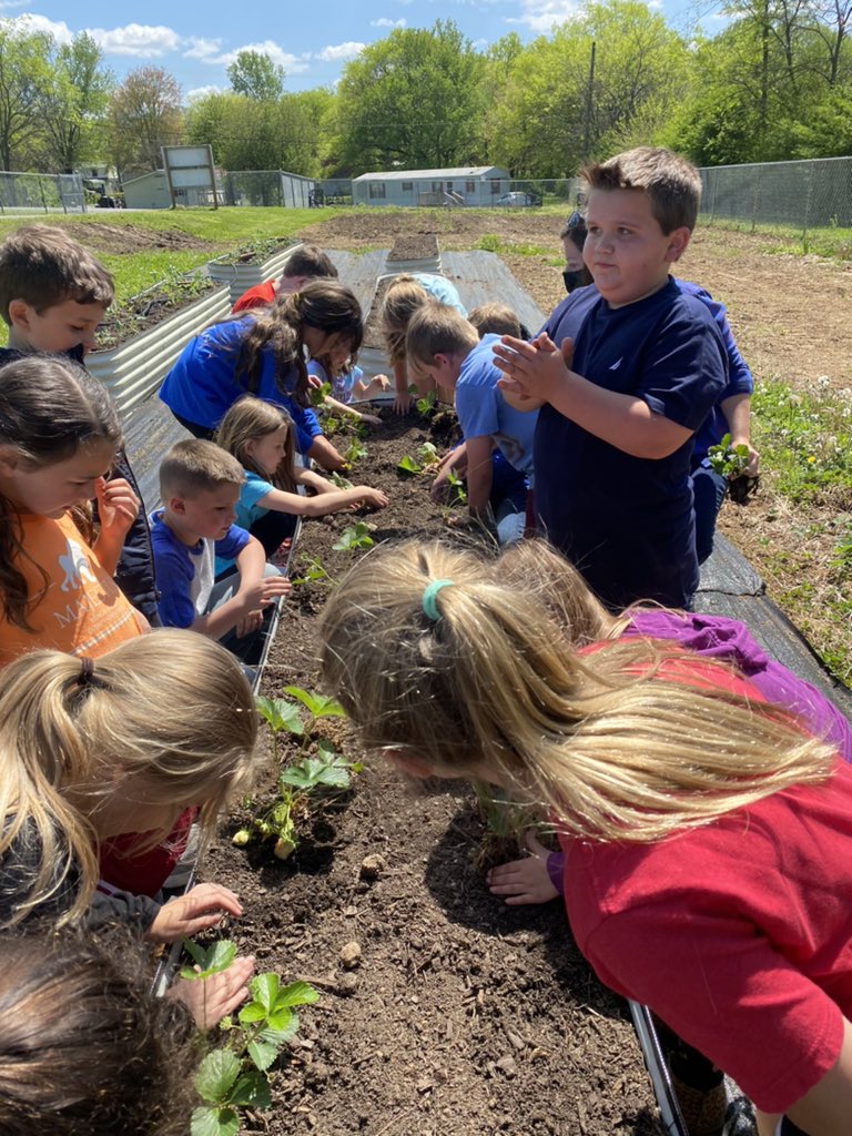 We finished our day planting strawberry plants!  🍓 🌱 Thank you for a great day @UnionSTEMLab