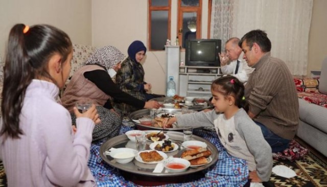 أردوغان وزوجته ضيفان على الإفطار بمنزل مواطن تركي (صور)