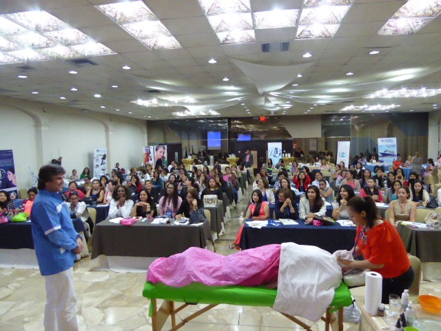 ValterDittrich's tweet photo. ⚡ #TBT 2017 🔙 🇪🇨 Guayaquil
📍 Dictando el Master en Peeling Biológico durante el "1er Congreso Internacional de Dermatocosmiatría".
🌠 ¡Volveremos a vernos pronto!

#Congreso #disertante #docente #beauty #tbt #throwback #belleza #cosmiatra #especialista https://t.co/yEJuIjq3kS