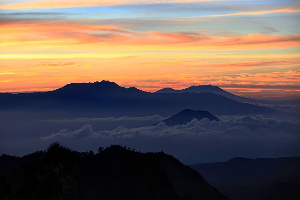 The Yellow Sky  _ #tbt
. 
.
.
#photooftheday #picoftheday #yellowsky #theyellowsky #bautiful #canonindonesia #canonphotomarathon #streetphotography #instastreet #instafoto #fotografersurabaya #fotografimurah #maklumfoto #fotojalanan #fotojalananindonesia… instagr.am/p/CNtAuFTLlty/