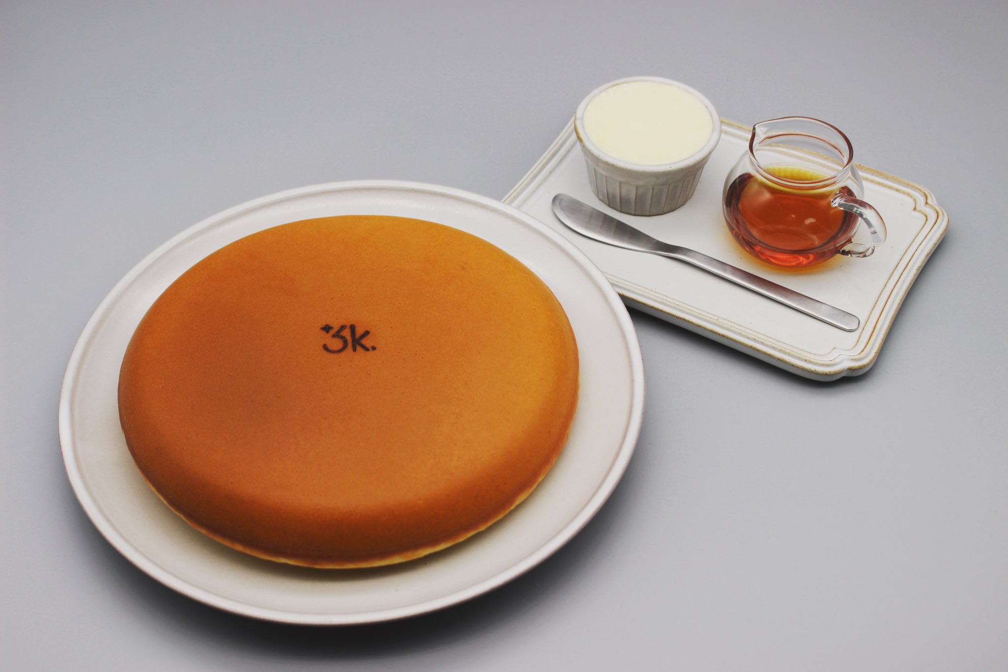 3k Cafe Sharp Jp 名古屋 大須にある 3k Cafe です 無機質な店内と屋上テラスで 美味しい カフェメニューを提供しています 当店は絵本に出てくるような大きいパンケーキが人気で 表面をパリッと焼き中はしっとりふわっと生地の甘さと香りを中に