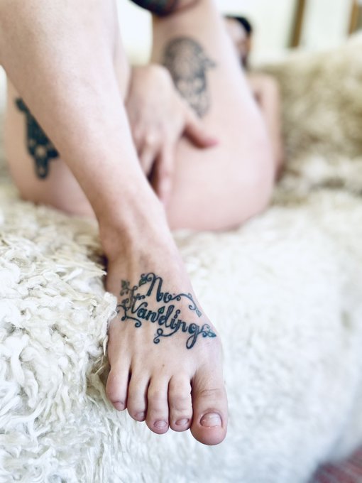 Guys who suck toes while hitting it go to heaven https://t.co/GXbkD4SUKS<a href="/tag/nakedgirl"class="tags"><span>#nakedgirl</span></a>