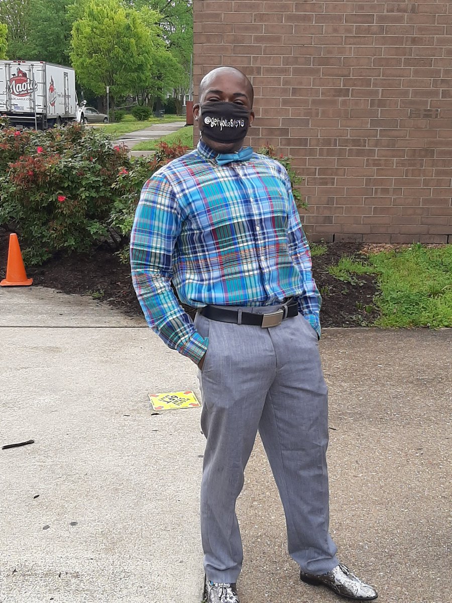 TestimoniesEdS's tweet image. I don't know too many people that gets more dapper than @SthomasMATH he took tons of pics for us this week!  I had to give bro the spotlight! TY for you assistance this week! #HaveToFindThatSockPic #TheShoesTho #EagleNation