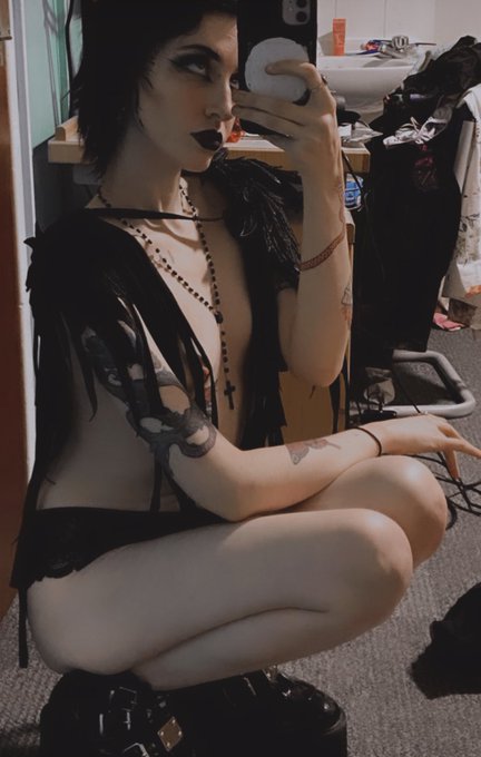 I&rsquo;ve taken flight and landed, I&rsquo;m the demon on your chest in your night terrors 🖤🪶 https://t.co/MEit<a href="/tag/cioccolata"class="tags"><span>#cioccolata</span></a>