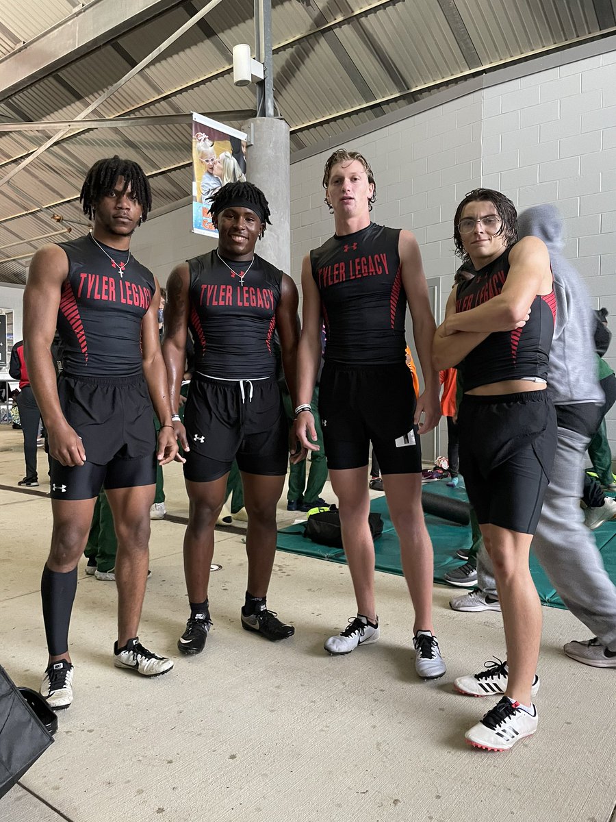 4x200 boys relay qualifies for regionals with a time of 1:31:xx