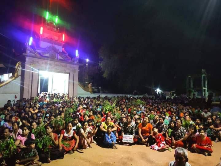 Residents in  Monetwin village,#Pale township,#Sagaing region Protest Against Military Coup tonight. Both locals and cities are full of loud voices for Democracy Everyday.
#Apr15Coup
#WhatsHappeningInMyanmar