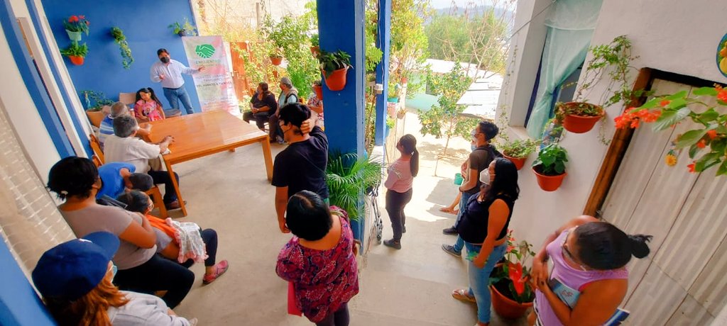 Encuentro_Ciuda's tweet photo. Esta tarde @Abogado_Reyes  Presidente de esta asociación, sostiene una amena reunión de trabajo con integrantes de uno nuestro Comité de base de la Agencia Municipal de San Martín Mexicapam, seguimos fomentando acciones que contribuyan en la #EconomiaFamiliar, #HuertosUrbanos https://t.co/PQP6FyCDCH