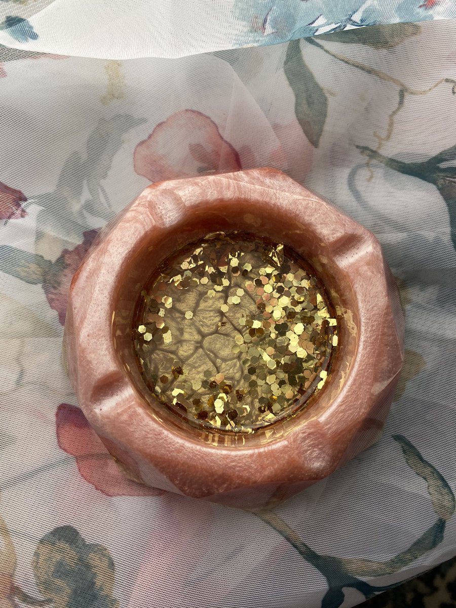logananhorn's tweet image. 💖✨heavily discounted gold ashtray 🌸💛

You can use this as an ashtray, coaster, or just a catch all for your bedside random findings! 

Tip- these are the perfect size to fit Dunkin Donuts cups 😉 

Link below! 
customizedbylogan.squarespace.com/shop 
@LoganCustomized