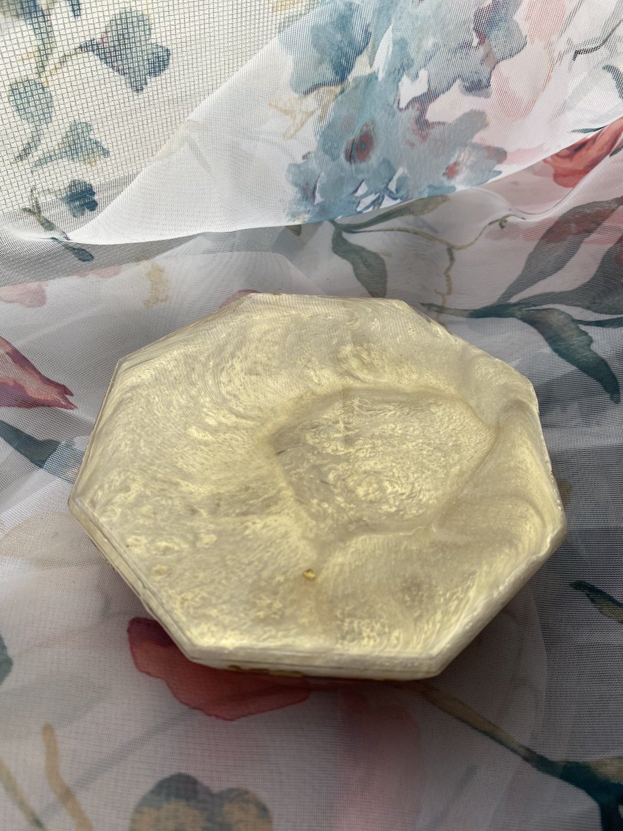 logananhorn's tweet image. 💖✨heavily discounted gold ashtray 🌸💛

You can use this as an ashtray, coaster, or just a catch all for your bedside random findings! 

Tip- these are the perfect size to fit Dunkin Donuts cups 😉 

Link below! 
customizedbylogan.squarespace.com/shop 
@LoganCustomized