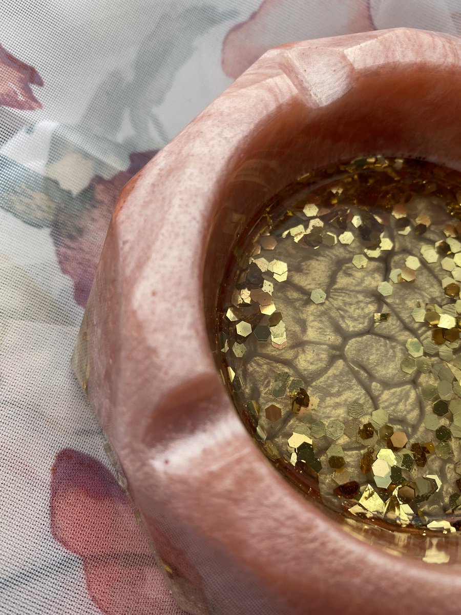 logananhorn's tweet image. 💖✨heavily discounted gold ashtray 🌸💛

You can use this as an ashtray, coaster, or just a catch all for your bedside random findings! 

Tip- these are the perfect size to fit Dunkin Donuts cups 😉 

Link below! 
customizedbylogan.squarespace.com/shop 
@LoganCustomized