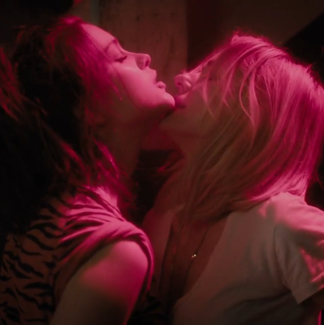 kisssgirls's tweet photo. who wanna be girl besties https://t.co/jO8nvdXAh1
