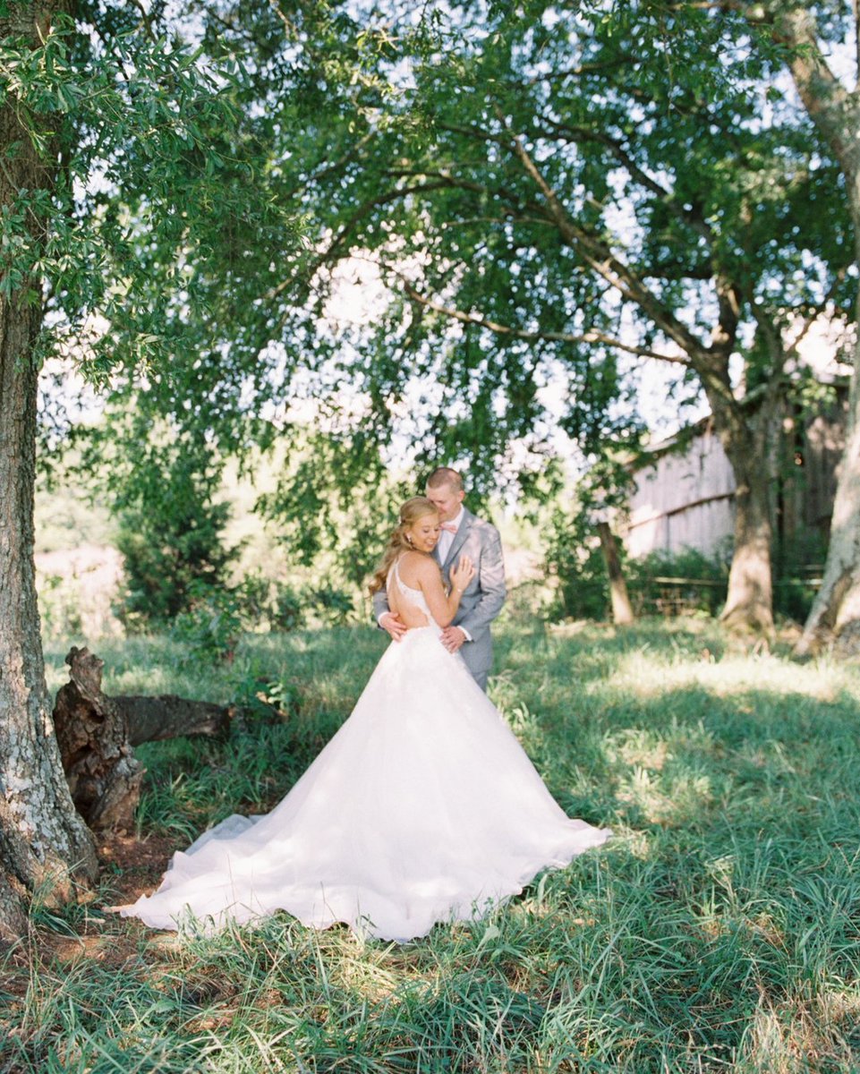 DDefayettePhoto's tweet photo. I'm truly gushing over all of the new couples I have welcomed over the last couple of weeks! I am so excited for this year and next. 

I'm also reminiscing about these two, who are fast approaching their one year anniversary! https://t.co/yYyDDuwMld