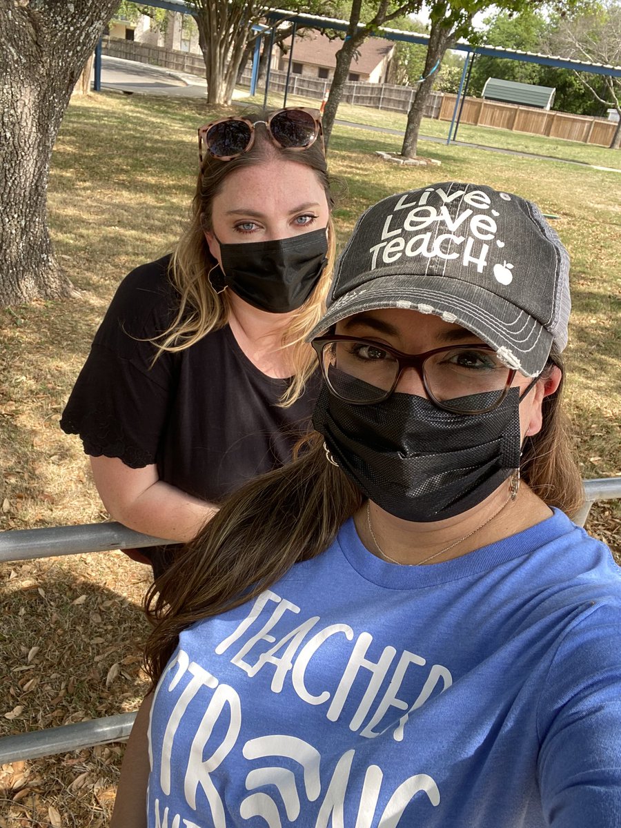 BiselvaOrtega's tweet photo. Congratulations @KrisLeeMart!!! πThis year has been so much fun because weβve shared so many memories. Thank you for all that you do for our #HowsmanEagles. Iβm so lucky to get to work with you everyday! @NISDHowsman #HowsmanStrong https://t.co/uLgPQtoTlM